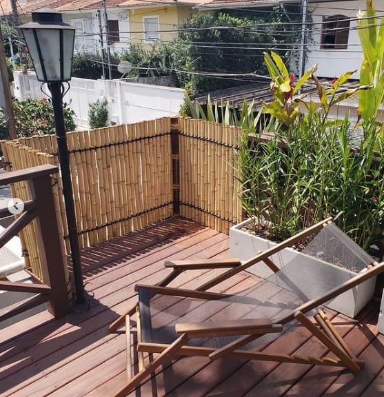 varanda com cerca baixa de bambu
