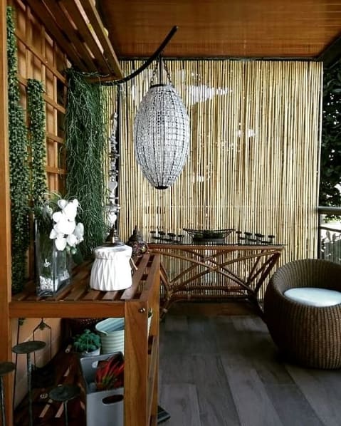 sacada decorada com cerca de bambu