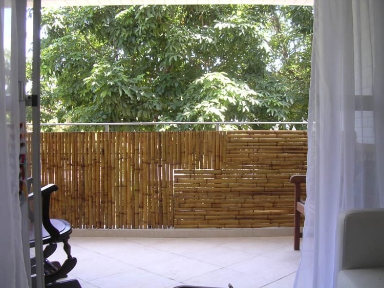 sacada decorada com cerca de bambu