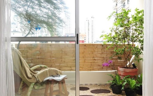 varanda pequena de apartamento com cerca de bambu