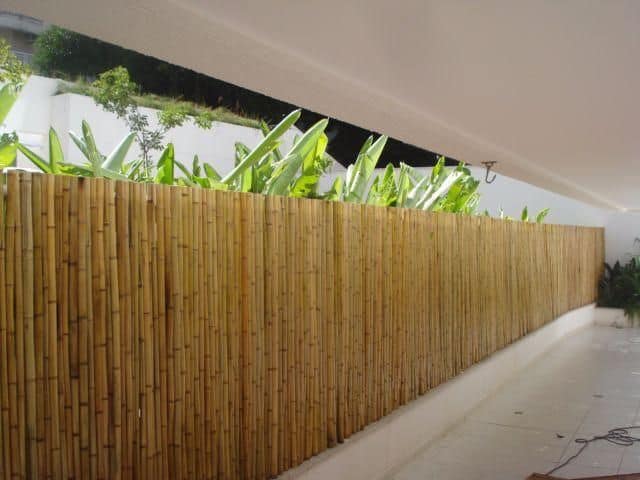 varanda com cerca simples de bambu