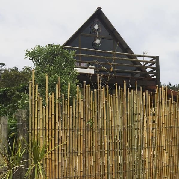 casa com cerca simples de bambu fino