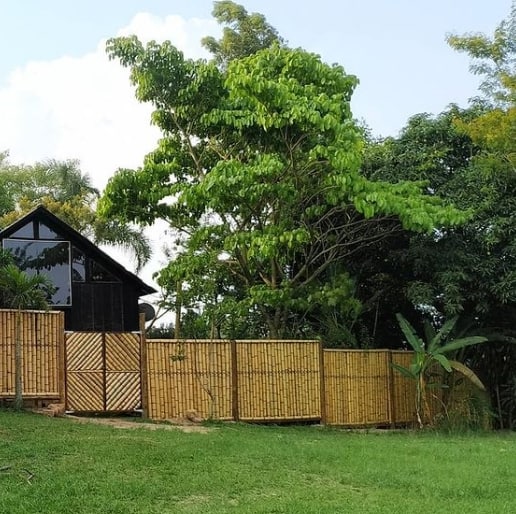 casa com cerca e portão de bambu