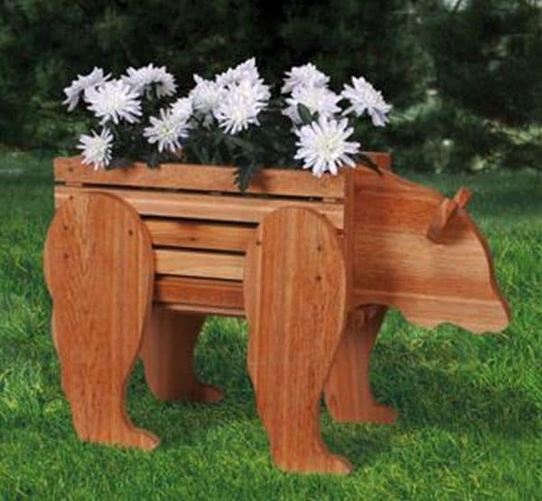 Animal de madeira como item para decorar o jardim