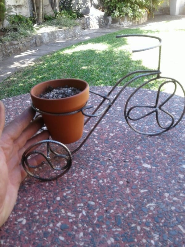 Bicicleta de ferro como enfeite para o jardim