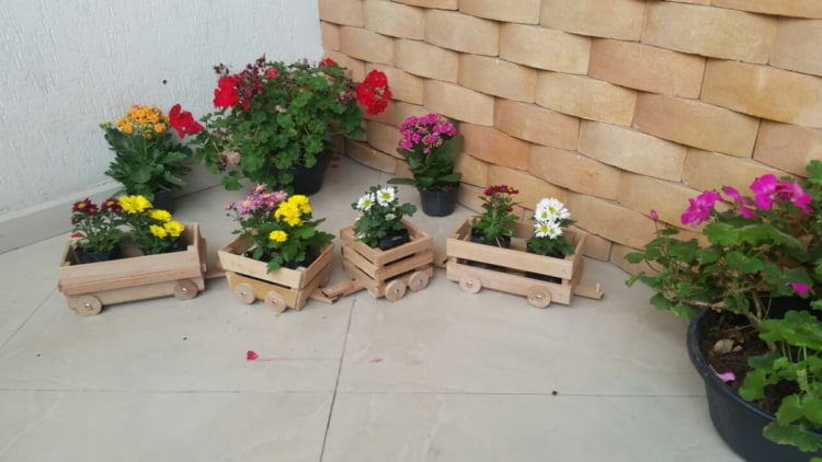 Carrinho de caixotes feitos para enfeitar o jardim