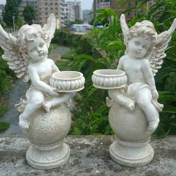 Castiçal em formato de anjo para o jardim