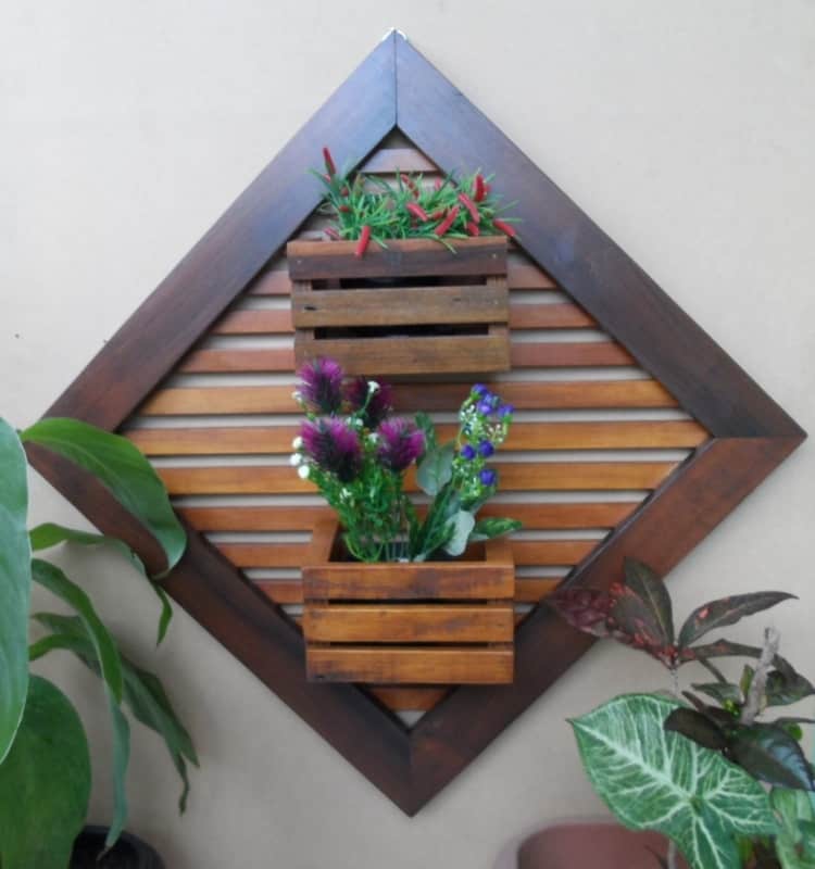 Enfeite de parede em madeira para decorar o jardim