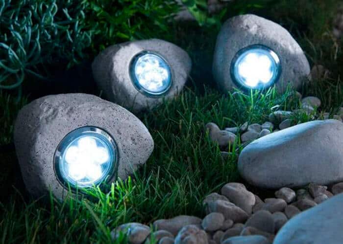 Lanterna decorativa com pedras são enfeites para jardim altamente decorativos