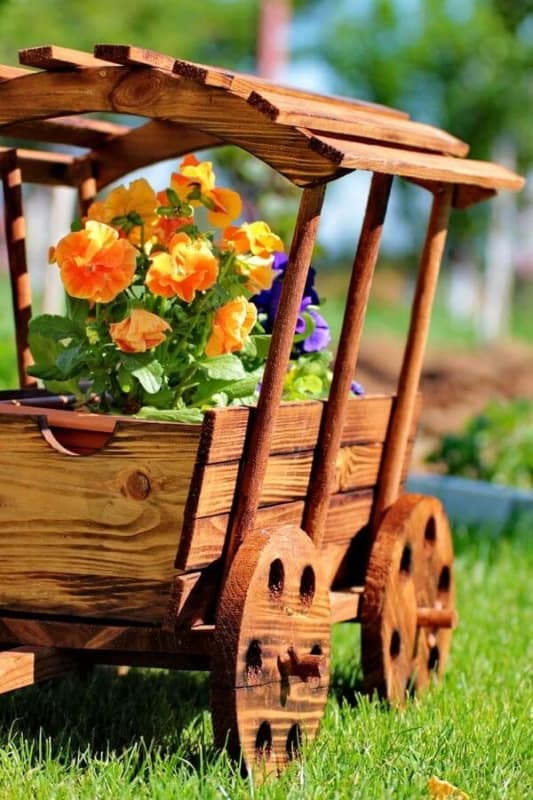 Lindo carrinho de madeira para decorar o jardim