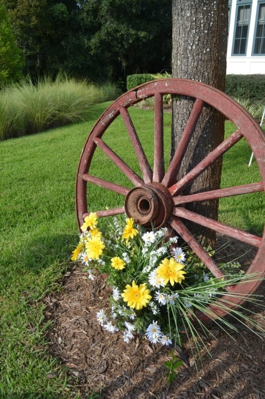 Roda de ferro rústica como opção decorativa para o jardim