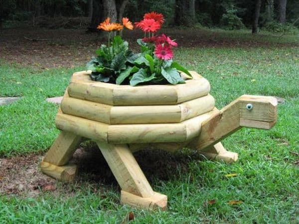 Tartaruga de madeira como enfeite para jardim