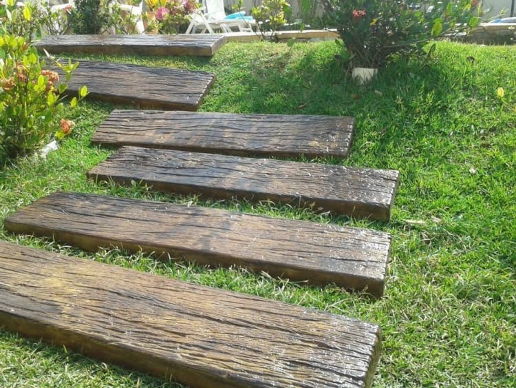 jardim gramado com pisante de concreto que imita tábuas de madeira