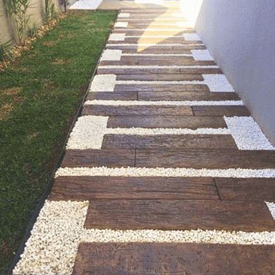 jardim com pisante de cimento que imita madeira