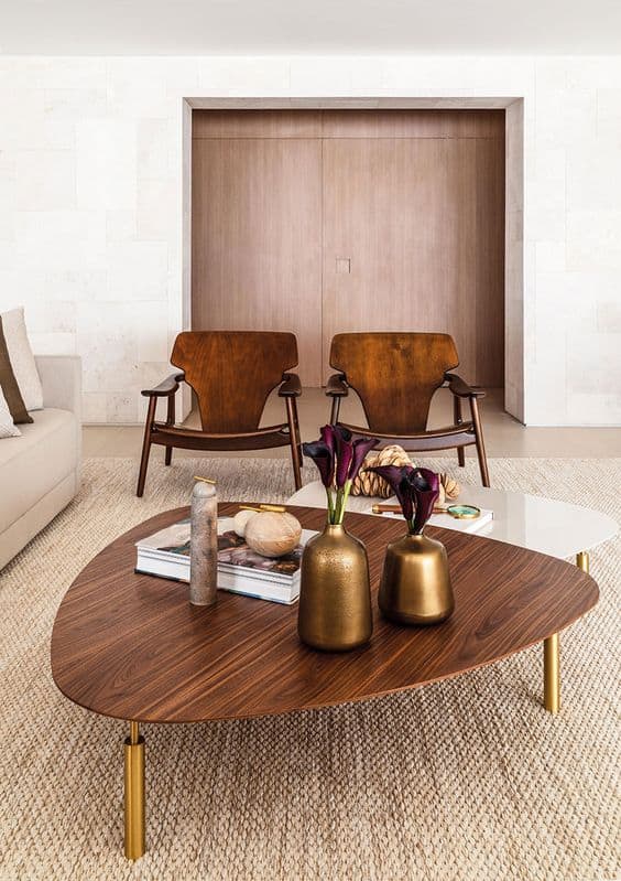 mesa de centro da sala com vasos decorativos dourados
