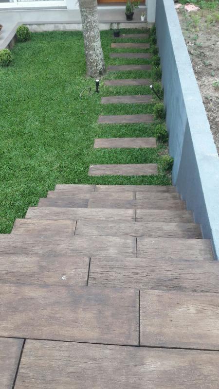 escada e pisante que imita madeira no jardim