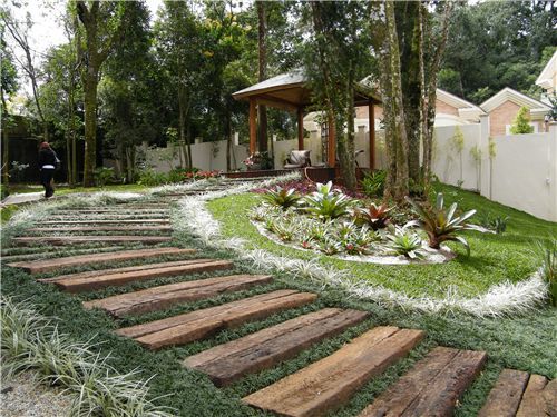 jardim com pisante rústico de tábuas de madeira