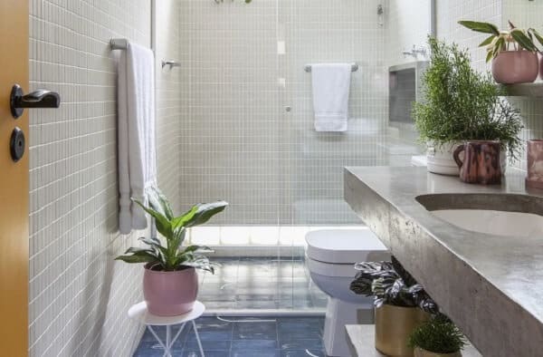 Banheiro decorado com plantas